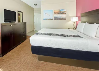 La Quinta Inn & Suites by Wyndham Winnie hotel thumbnail 5