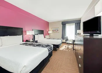 La Quinta Inn & Suites by Wyndham Winnie hotel thumbnail 6