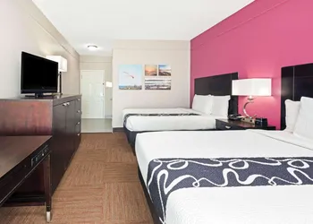 La Quinta Inn & Suites by Wyndham Winnie hotel thumbnail 7