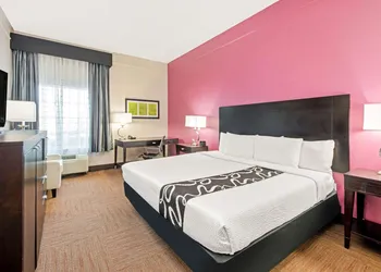 La Quinta Inn & Suites by Wyndham Winnie hotel thumbnail 8