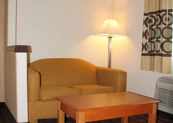 Super 8 by Wyndham Beaumont I-10 South/College St hotel thumbnail 3
