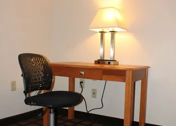 Super 8 by Wyndham Beaumont I-10 South/College St hotel thumbnail 4