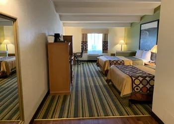 Super 8 by Wyndham Beaumont I-10 South/College St hotel thumbnail 6