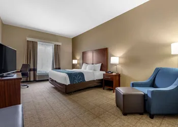 Comfort Inn & Suites Paris hotel thumbnail 4