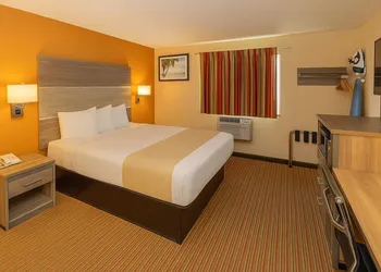 Travelodge by Wyndham Muskegon hotel thumbnail 2