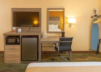 Travelodge by Wyndham Muskegon hotel thumbnail 3