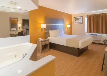 Travelodge by Wyndham Muskegon hotel thumbnail 5