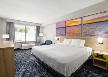 Days Inn & Suites by Wyndham Norton Shores/Muskegon hotel thumbnail 2