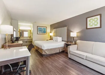 Ramada by Wyndham Houma hotel thumbnail 3