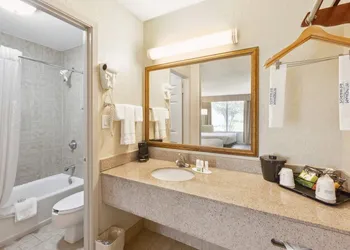 Ramada by Wyndham Houma hotel thumbnail 5