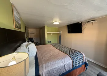 Executive Inn and Kitchenette Suites hotel thumbnail 7