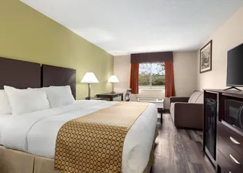 Baymont by Wyndham Monroe hotel thumbnail 3