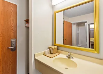 Quality Inn Sawyer hotel thumbnail 7