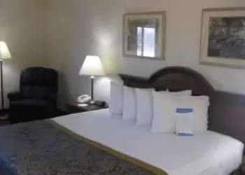 Baymont by Wyndham Dowagiac hotel thumbnail 4