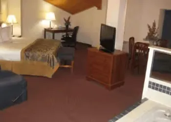 Baymont by Wyndham Dowagiac hotel thumbnail 5