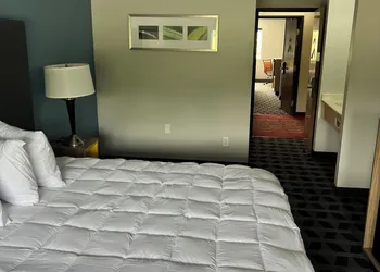 Baymont by Wyndham Dowagiac hotel thumbnail 6
