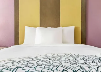 La Quinta Inn & Suites by Wyndham Hillsboro hotel thumbnail 5