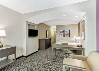 La Quinta Inn & Suites by Wyndham Hillsboro hotel thumbnail 6