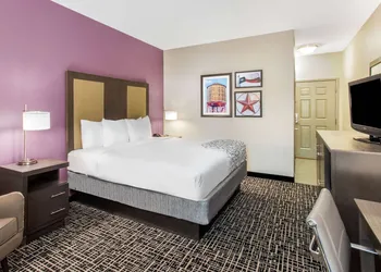 La Quinta Inn & Suites by Wyndham Hillsboro hotel thumbnail 7