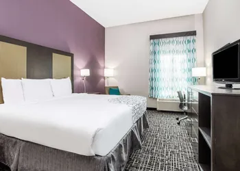 La Quinta Inn & Suites by Wyndham Hillsboro hotel thumbnail 8