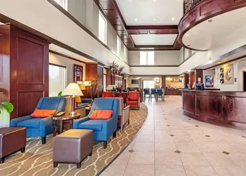 Comfort Suites Palestine hotel thumbnail 5