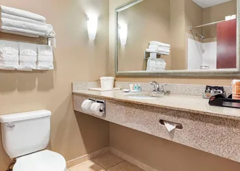 Comfort Suites Palestine hotel thumbnail 8