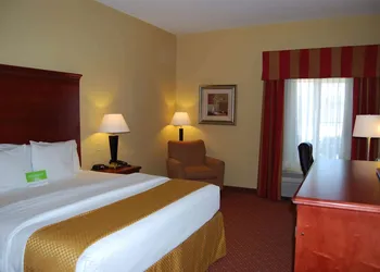 La Quinta Inn & Suites by Wyndham Fairfield TX hotel thumbnail 5
