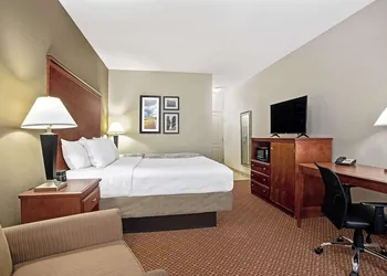 La Quinta Inn & Suites by Wyndham Fairfield TX hotel thumbnail 8