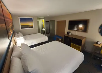 Days Inn by Wyndham Johnson Creek hotel thumbnail 3