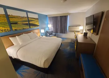 Days Inn by Wyndham Johnson Creek hotel thumbnail 4