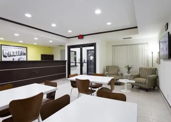Super 8 by Wyndham Petersburg hotel thumbnail 3