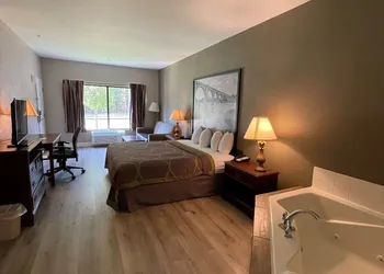 Super 8 by Wyndham Petersburg hotel thumbnail 5