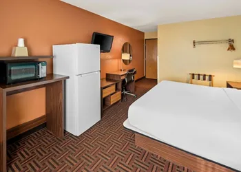 Rodeway Inn Effingham North hotel thumbnail 6