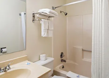 Rodeway Inn Effingham North hotel thumbnail 8