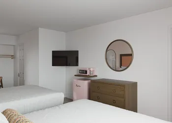 Pink Champagne Boutique Motel hotel thumbnail 4