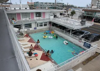Pink Champagne Boutique Motel hotel thumbnail 7