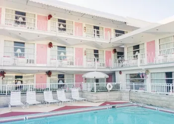 Pink Champagne Boutique Motel hotel thumbnail 8