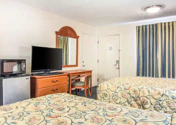 Rodeway Inn La Grange East hotel thumbnail 7