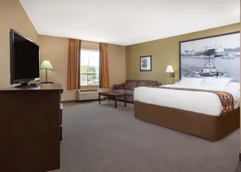 Super 8 by Wyndham Midland hotel thumbnail 5