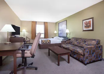 Super 8 by Wyndham Midland hotel thumbnail 8
