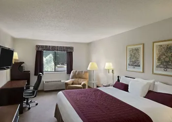 Baymont by Wyndham Whitewater hotel thumbnail 4