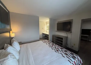 Red Roof Inn & Suites Tomah hotel thumbnail 5