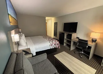 Red Roof Inn & Suites Tomah hotel thumbnail 6