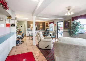 Econo Lodge Dothan West hotel thumbnail 5