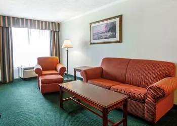 Clarion Inn & Suites Dothan South hotel thumbnail 6