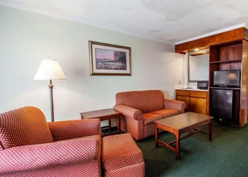 Clarion Inn & Suites Dothan South hotel thumbnail 8