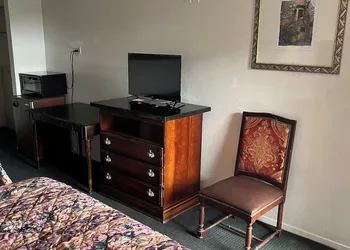 Glen Rose Inn and Suites hotel thumbnail 5