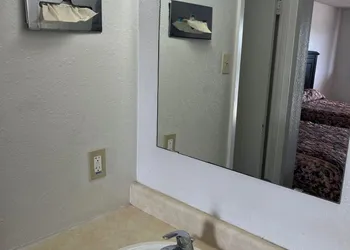 Glen Rose Inn and Suites hotel thumbnail 6