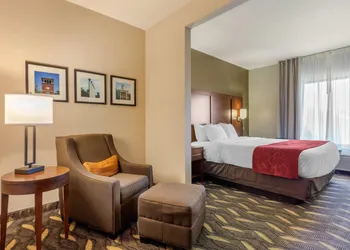 Comfort Suites Rolla hotel thumbnail 6