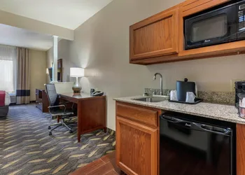 Comfort Suites Rolla hotel thumbnail 8